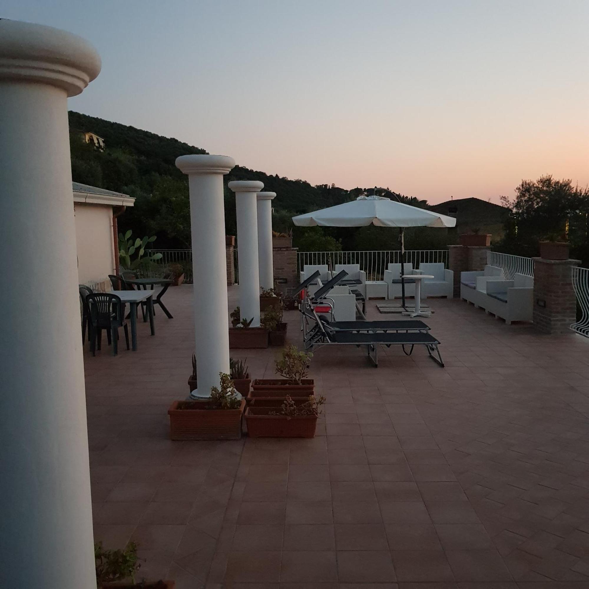 Villa Capri ฟอนดี ภายนอก รูปภาพ